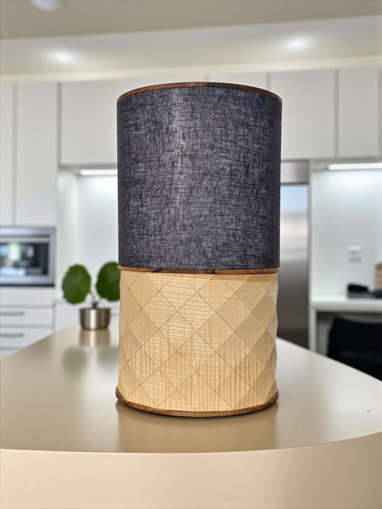 Lampe design en Frêne Ondé - ELIPSIS