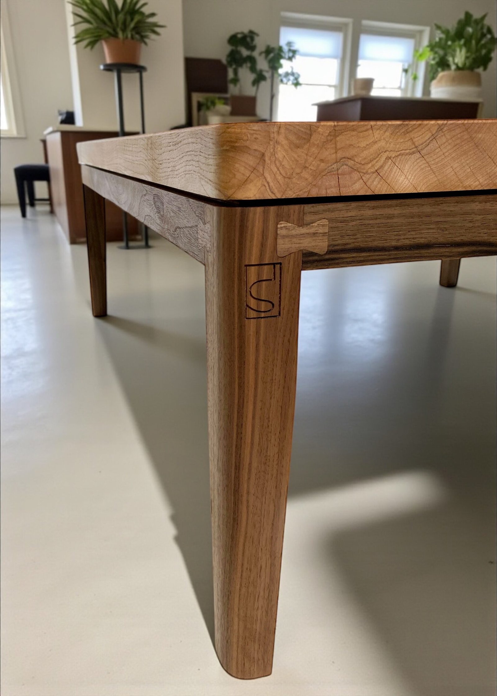 Table basse rivière bois et verre "Ibaïa" – Image 3