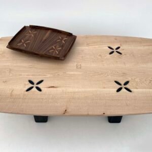 Table basse design “Sisters” – Érable Sycomore ondé