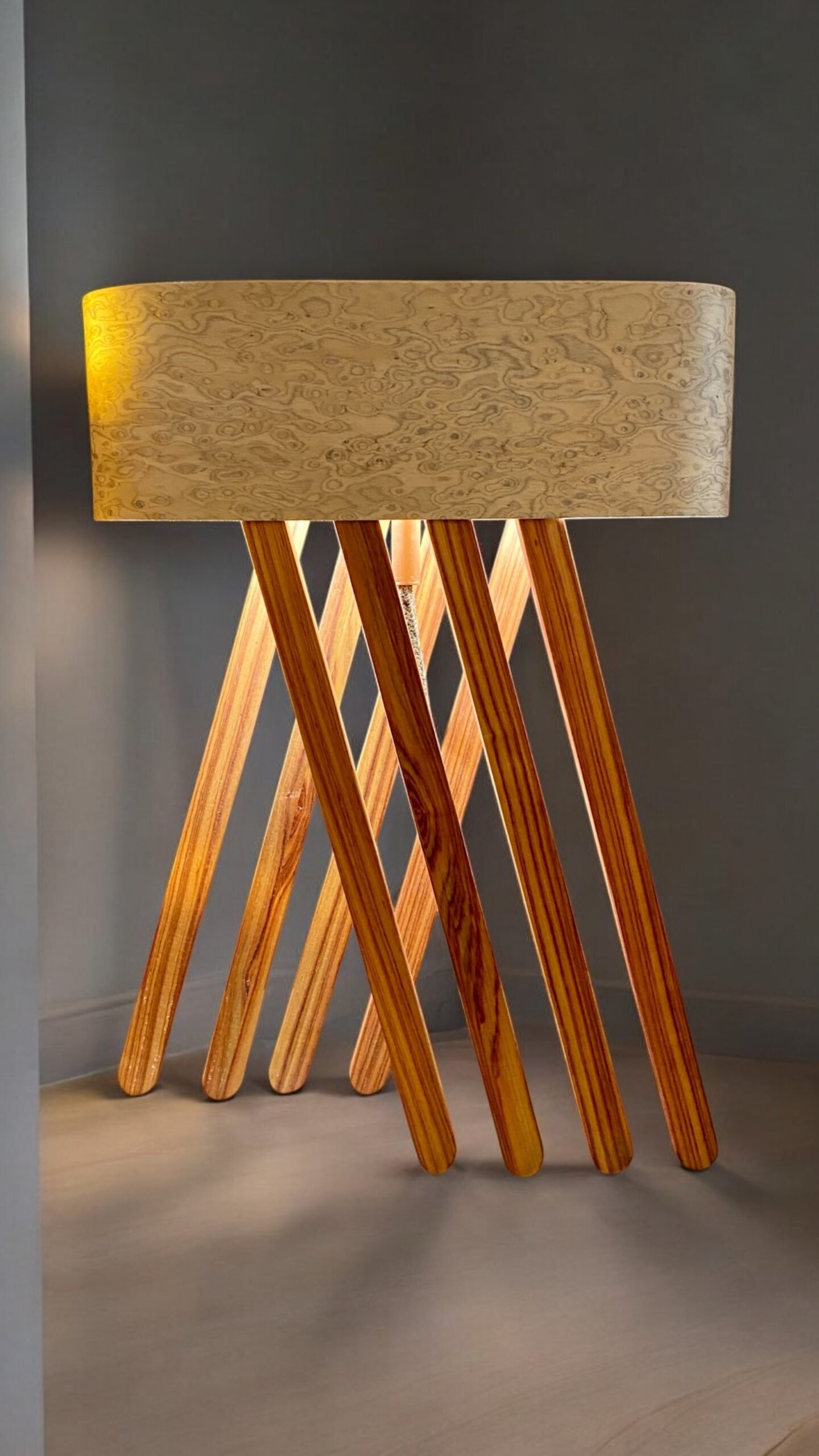 Luminaire design en bois “Octopus” – Création artisanale unique – Image 3